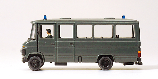 Mercedes-Benz L508 of German BGS with 2 figures (ready-made model)<br /><a href='images/pictures/Preiser/37017.jpg' target='_blank'>Full size image</a>